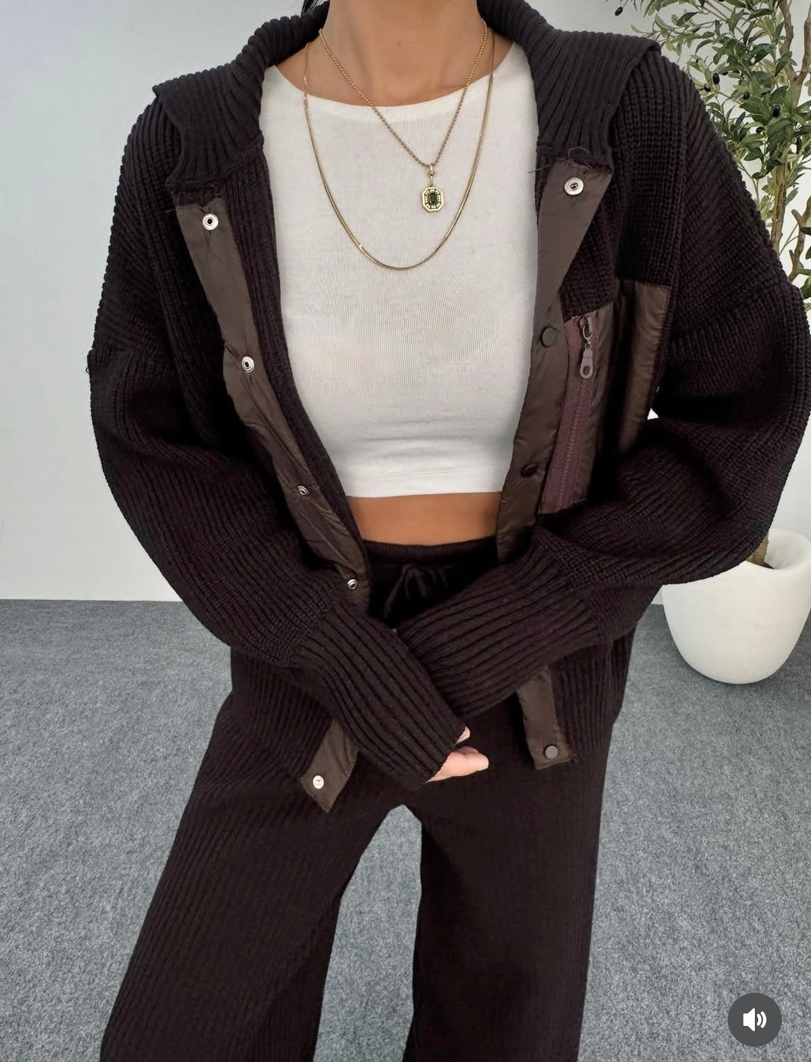 Brown knit set button