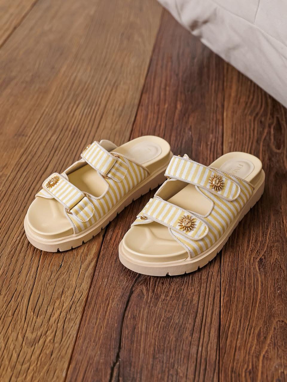SLIPPER GOLD