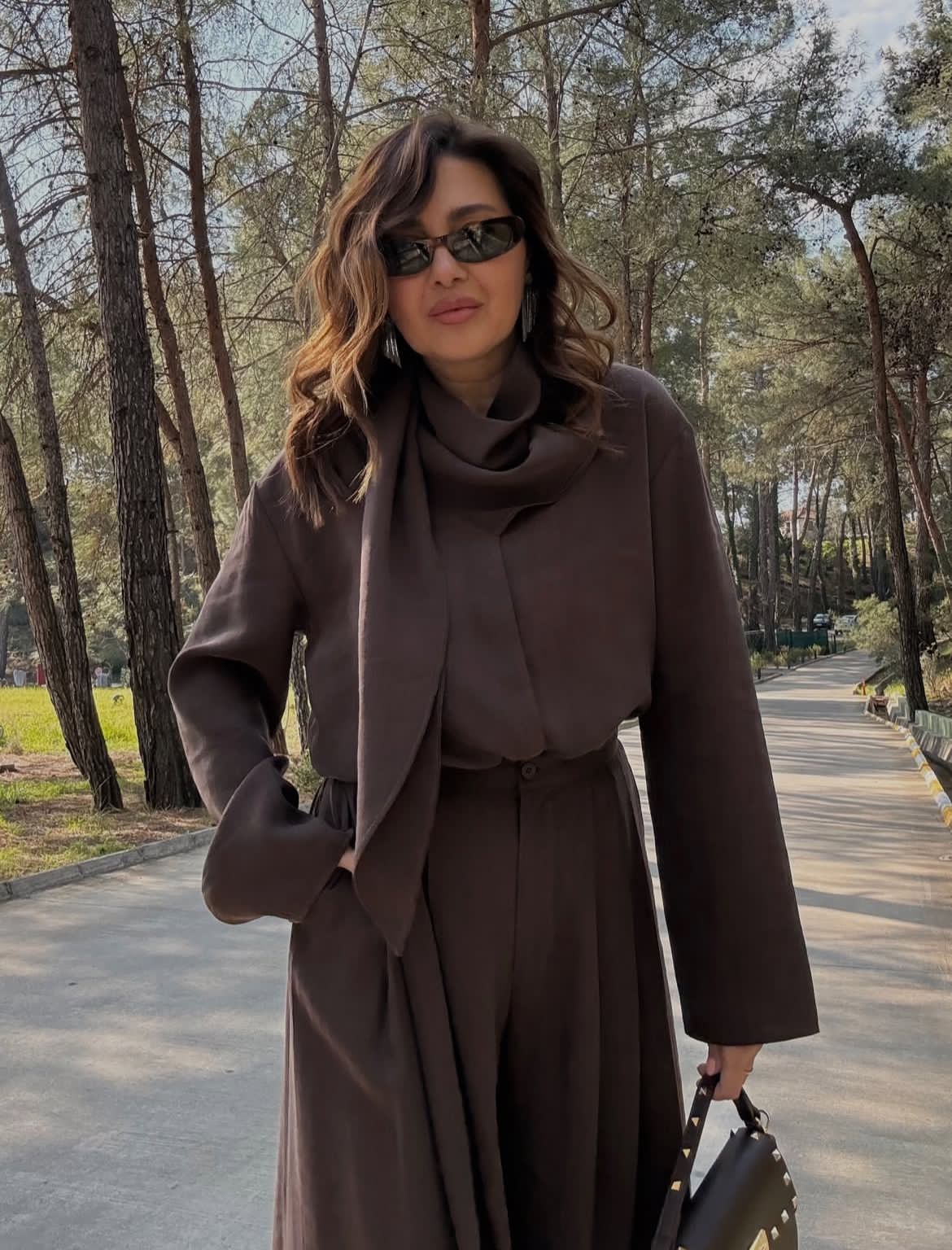 Set brown scarf attached