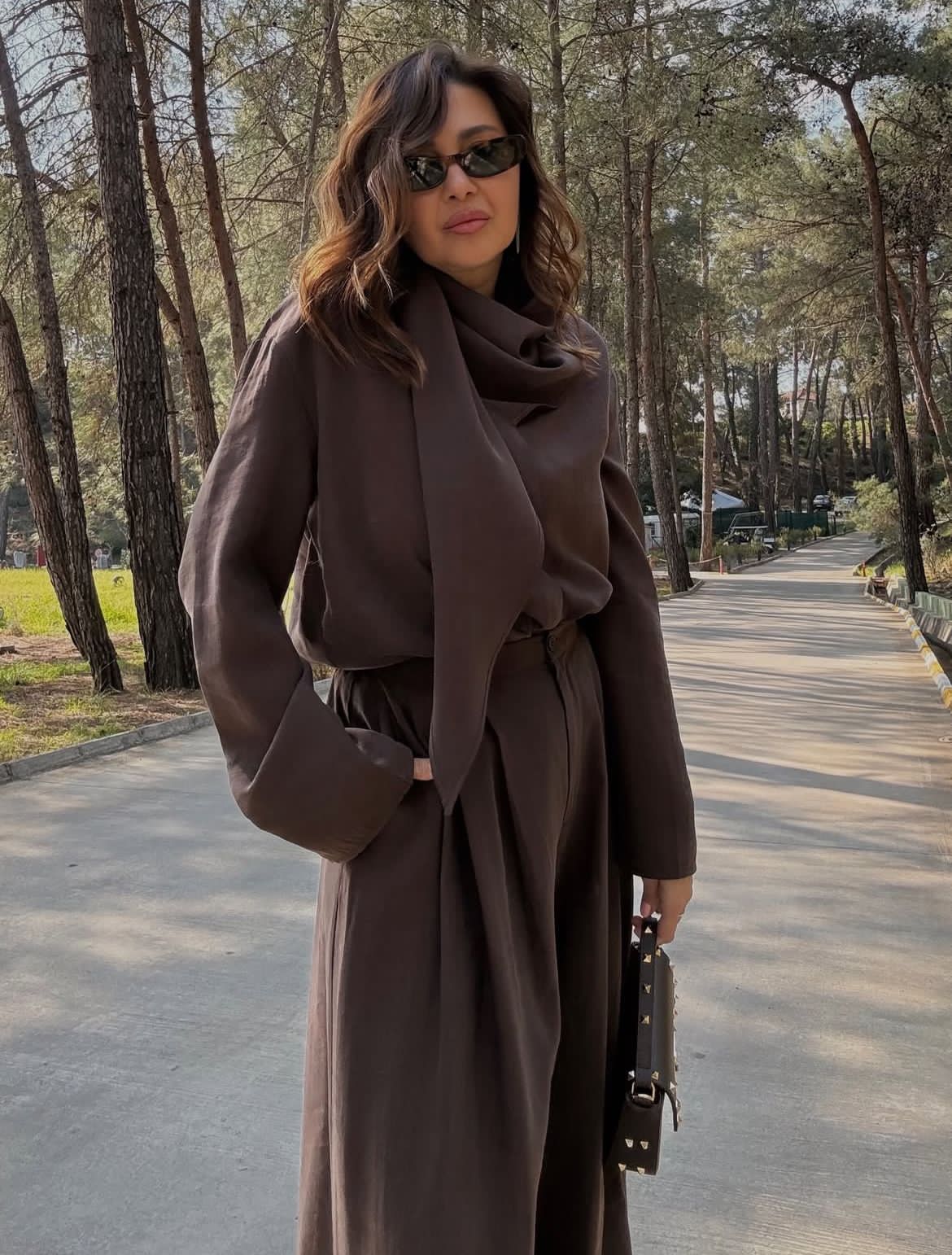 Set brown scarf attached