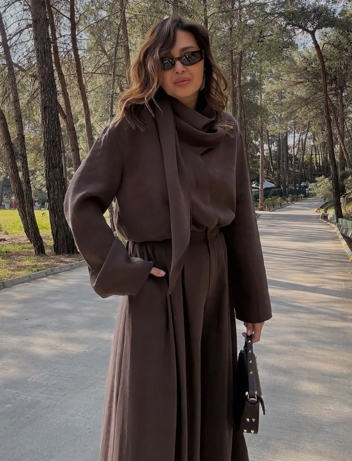 Set brown scarf attached
