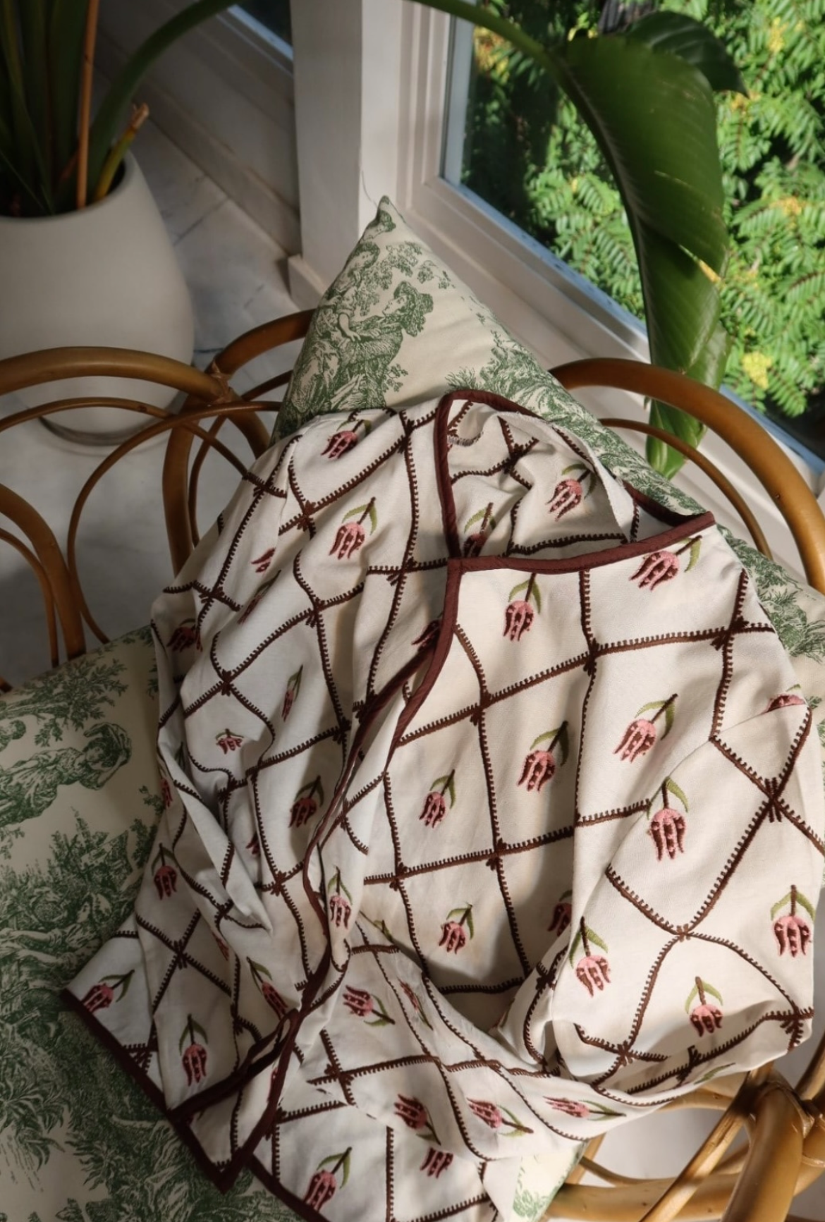 Shirt embroidery rose brown