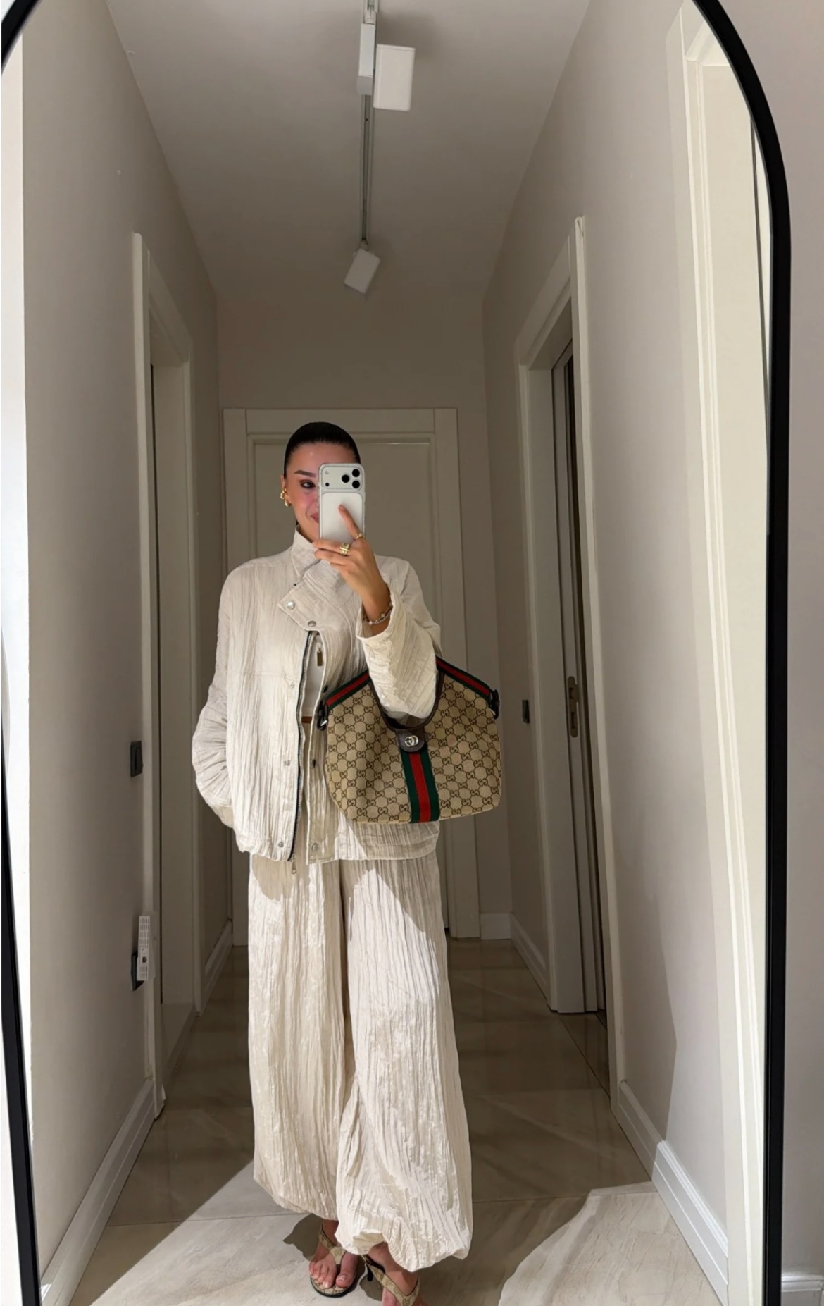 Set off white plain