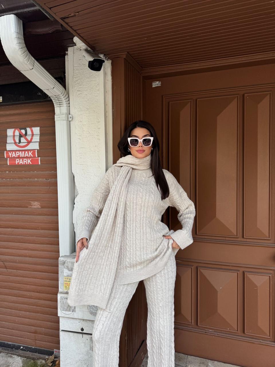 Set White Knitting Scarf