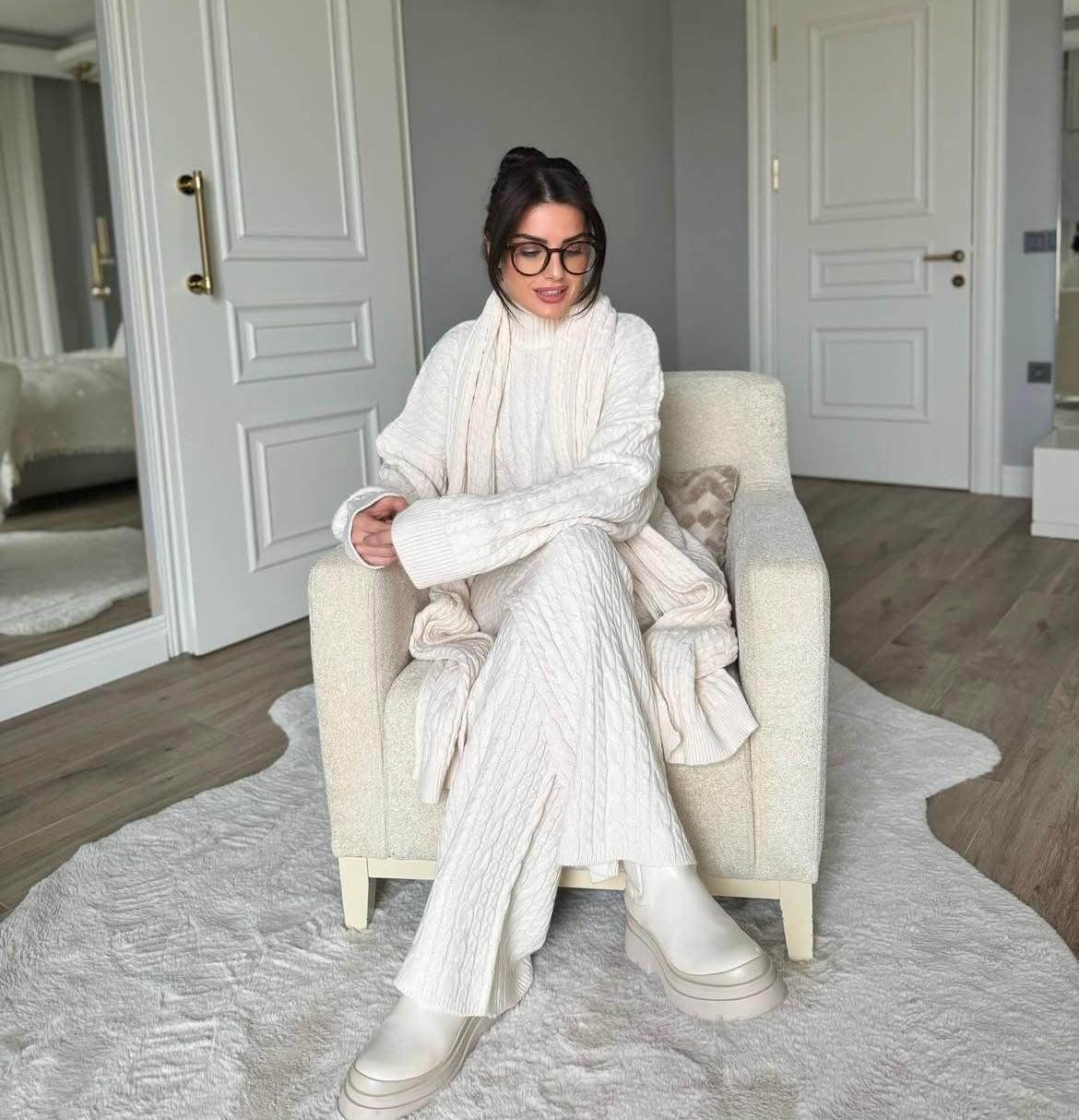 Set White Knitting Scarf