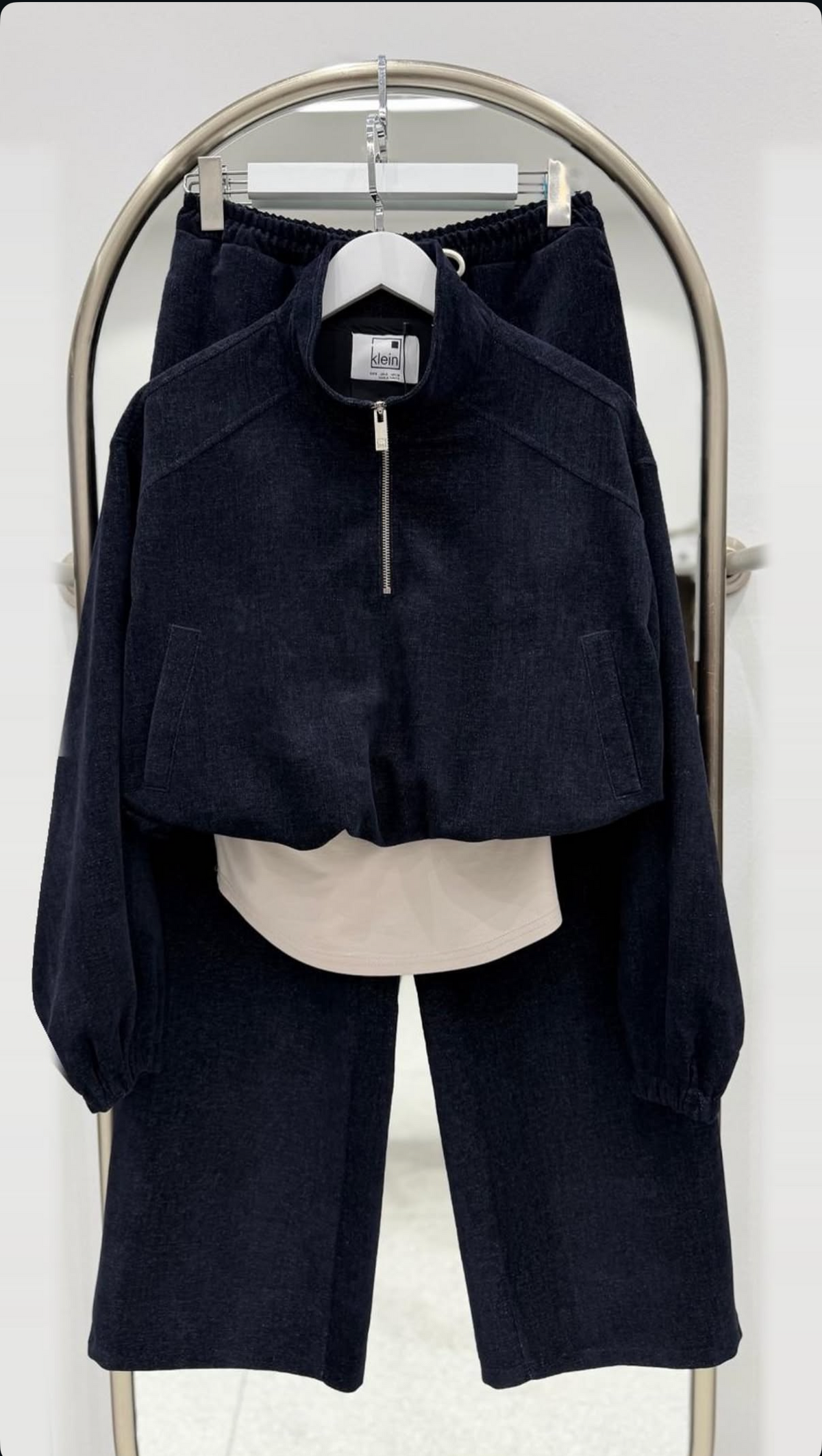 Set navy denim attached white shirt