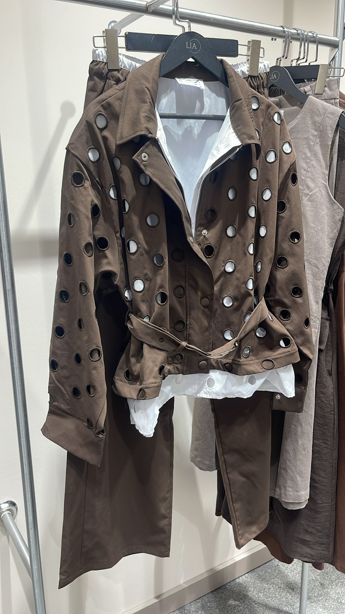 Set brown circles