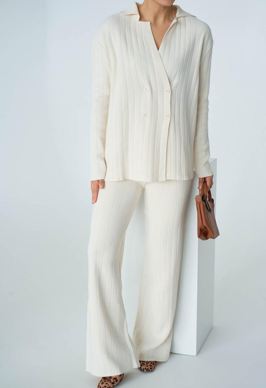 Set Off White Knit Button